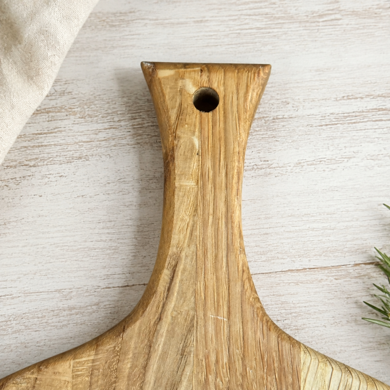 Rundes Pizzabrett aus Massivholz mit Griff – Schneidebrett & Servierbrett, optional mit Gravur