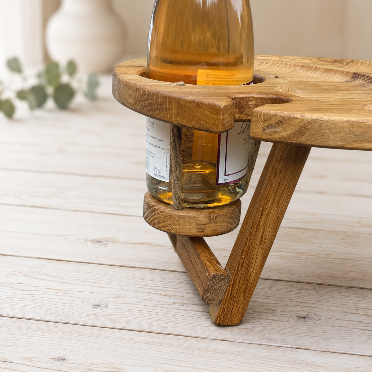 Klappbarer Weintisch aus Holz für 2 Gläser | Picknicktisch mit hängendem Flaschenhalter | Eiche oder Kirsche Ø 35 cm