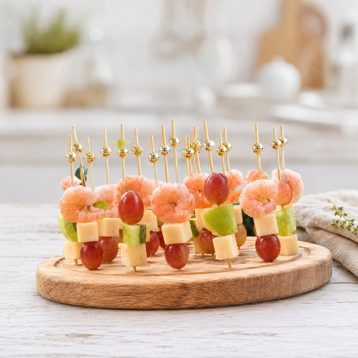 Servierplatte mit Spießhalterung Eichenholz – für Fingerfood, Antipasti, Snacks, Sektempfangbrett, Tablett mit Cocktailspießen, Spießbrett.