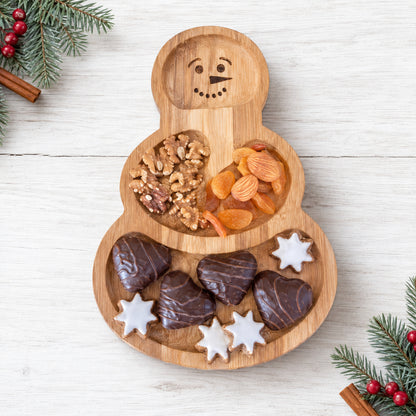 Holzteller Schneemann-Servierbrett aus Eichenholz mit praktischen Fächern. Ideal für Plätzchen, Nüsse, Pralinen, Käse und Weihnachtssnacks.