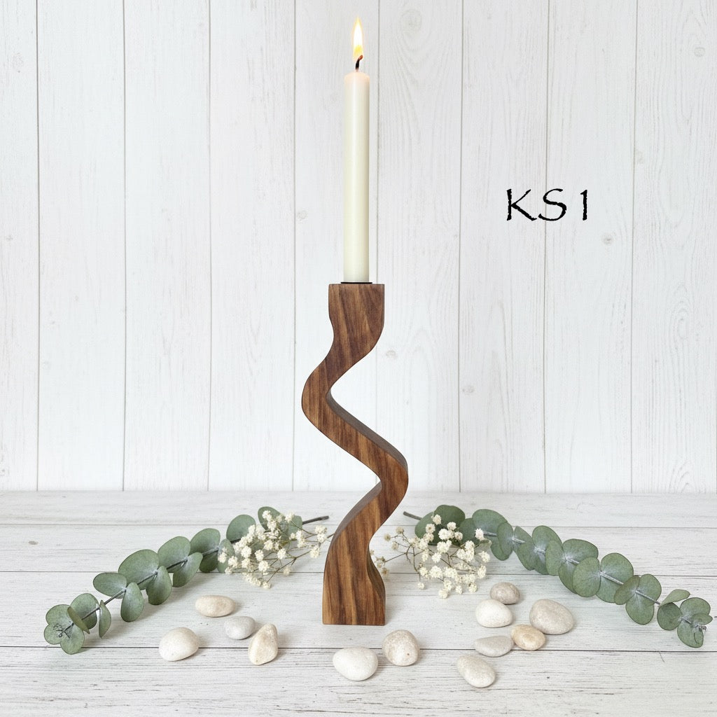 Skulpturale Kerzenhalter aus massivem Nussbaum in drei Designs. Einzeln oder als 3er-Set – moderne Tischdeko für Stabkerzen Ø 20–22 mm.