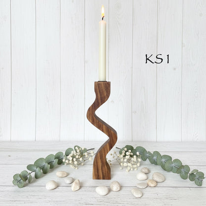 Skulpturale Kerzenhalter aus massivem Nussbaum in drei Designs. Einzeln oder als 3er-Set – moderne Tischdeko für Stabkerzen Ø 20–22 mm.