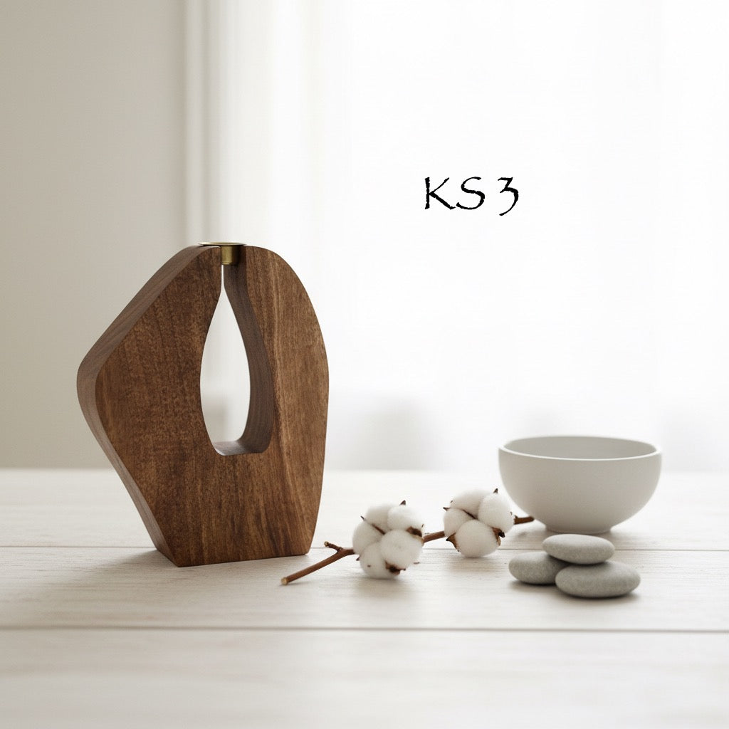 Skulpturale Kerzenhalter aus massivem Nussbaum in drei Designs. Einzeln oder als 3er-Set – moderne Tischdeko für Stabkerzen Ø 20–22 mm.