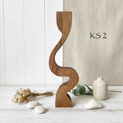 Skulpturale Kerzenhalter aus massivem Nussbaum in drei Designs. Einzeln oder als 3er-Set – moderne Tischdeko für Stabkerzen Ø 20–22 mm.