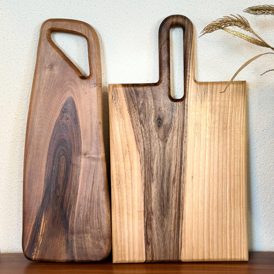 Charcuterie Brett aus Nussbaum – Servierbrett & Schneidebrett aus Holz – Handgemachtes Weihnachtsgeschenk, Käseplatte & Brotzeitbrett für Genießer