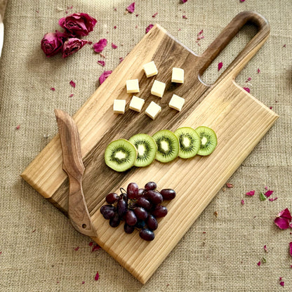 Charcuterie Brett aus Nussbaum – Servierbrett & Schneidebrett aus Holz – Handgemachtes Weihnachtsgeschenk, Käseplatte & Brotzeitbrett für Genießer
