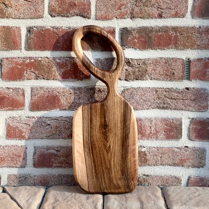 Schneidebrett aus Walnussholz handgemacht, Design Servierbrett, Unikat mit Griff, Holzbrett, Küchenbrett,  Brotzeitbrett, Geschenk aus Holz.