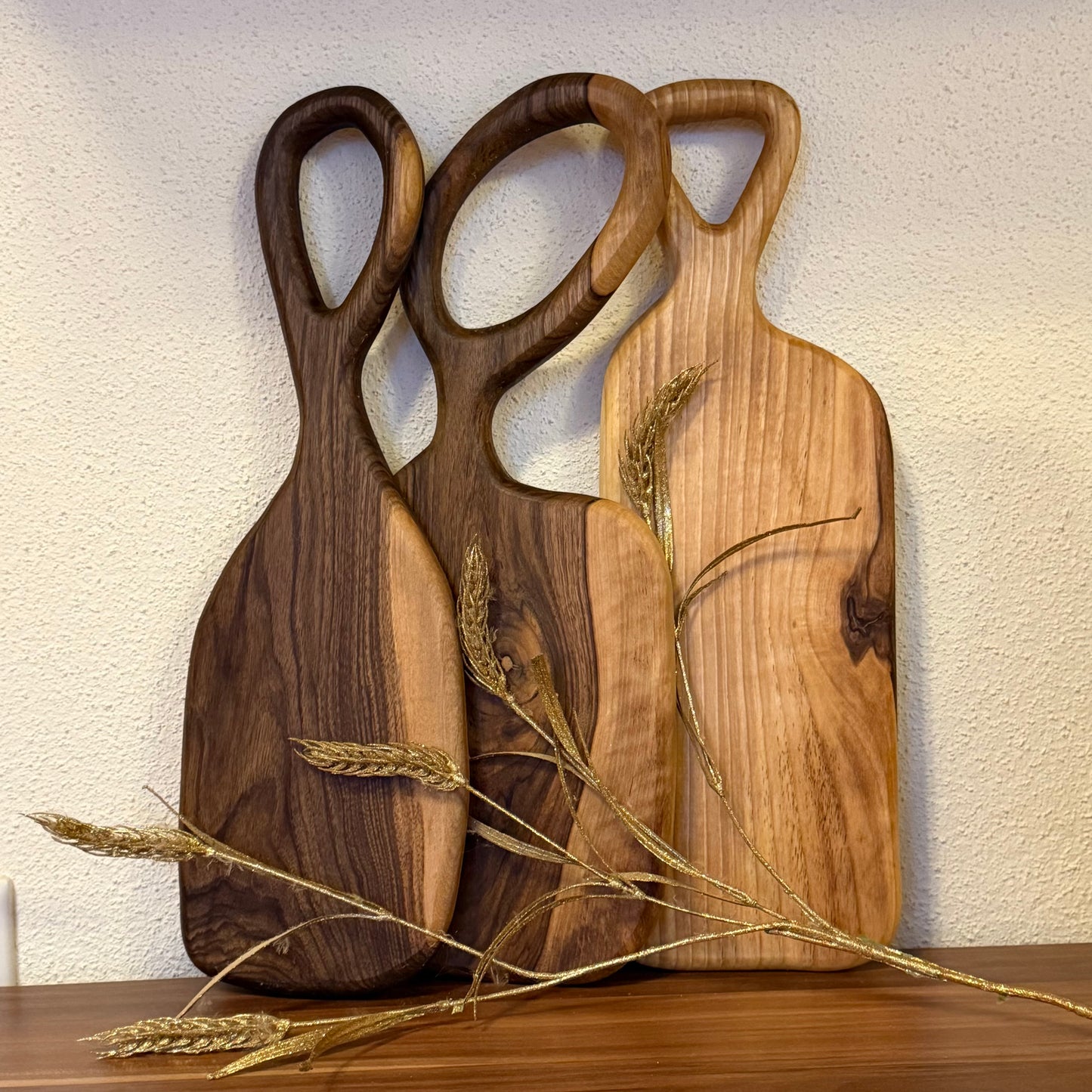 Schneidebrett aus Walnussholz handgemacht, Design Servierbrett, Unikat mit Griff, Holzbrett, Küchenbrett,  Brotzeitbrett, Geschenk aus Holz.