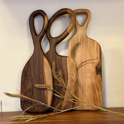 Schneidebrett aus Walnussholz handgemacht, Design Servierbrett, Unikat mit Griff, Holzbrett, Küchenbrett,  Brotzeitbrett, Geschenk aus Holz.