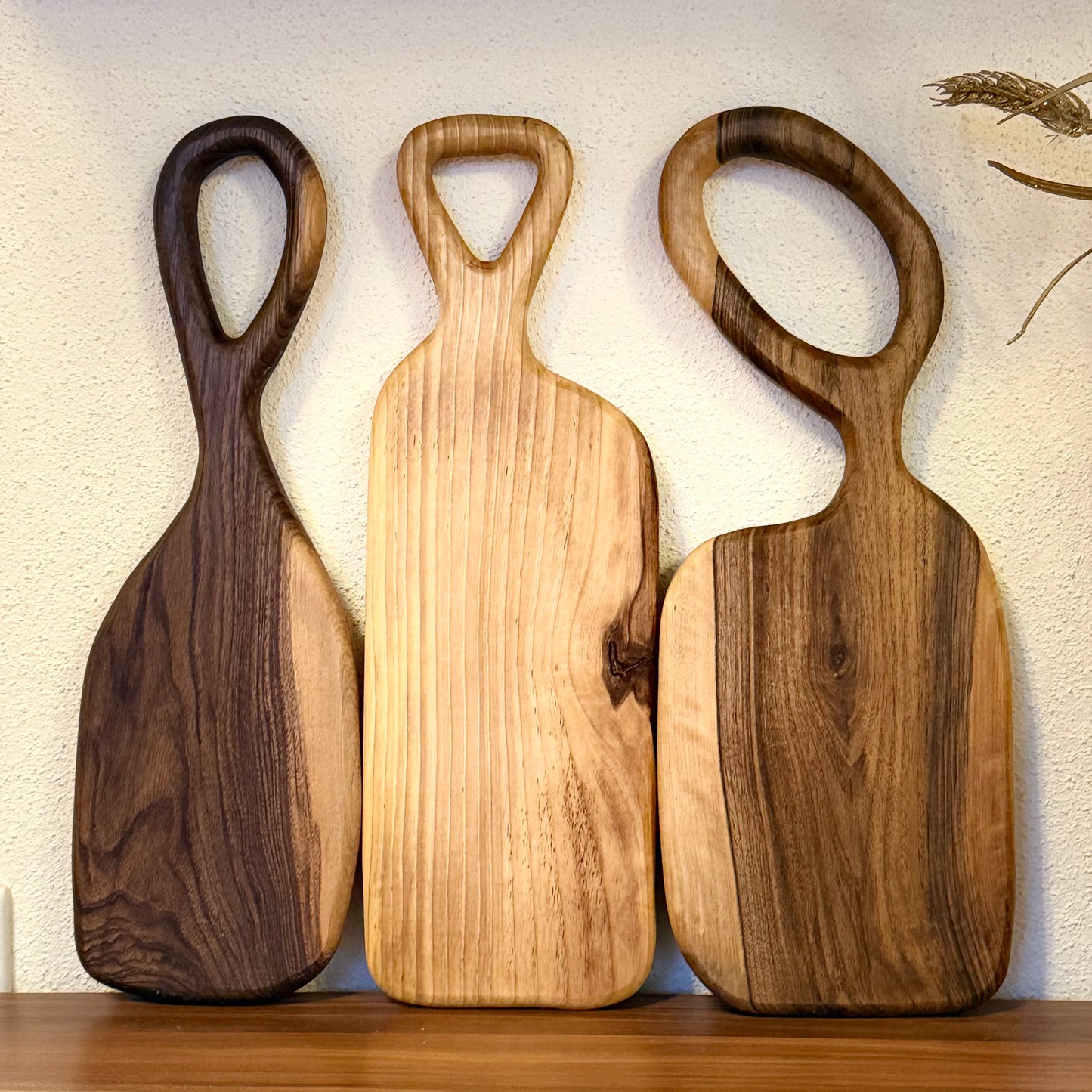 Schneidebrett aus Walnussholz handgemacht, Design Servierbrett, Unikat mit Griff, Holzbrett, Küchenbrett,  Brotzeitbrett, Geschenk aus Holz.