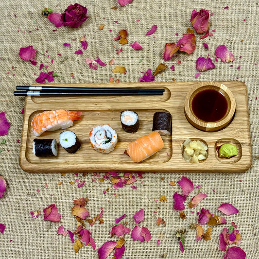 Sushi-Brett aus Eichenholz – Elegantes Servierbrett mit Schälchen & Stäbchen