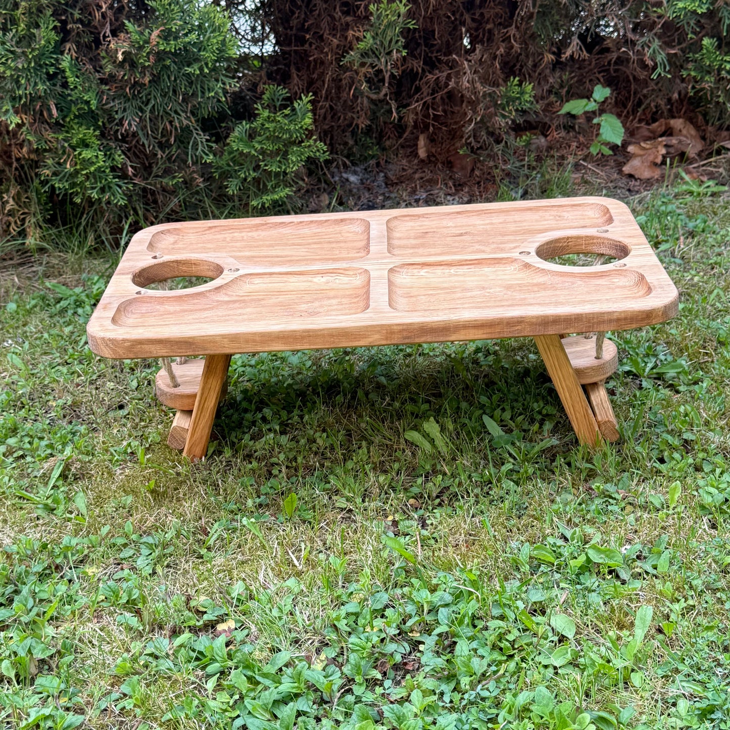 Klappbarer Biertisch, Campingtisch aus Eichenholz – mit Flaschenhaltern, Snackfächern – Frühstückstisch, Serviertablett, Geschenk für Männer.