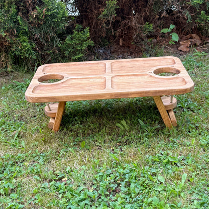 Klappbarer Biertisch, Campingtisch aus Eichenholz – mit Flaschenhaltern, Snackfächern – Frühstückstisch, Serviertablett, Geschenk für Männer.
