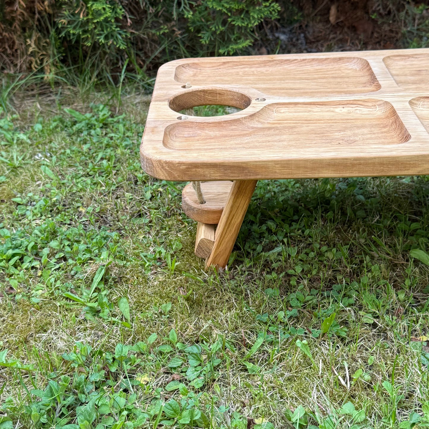 Klappbarer Biertisch, Campingtisch aus Eichenholz – mit Flaschenhaltern, Snackfächern – Frühstückstisch, Serviertablett, Geschenk für Männer.