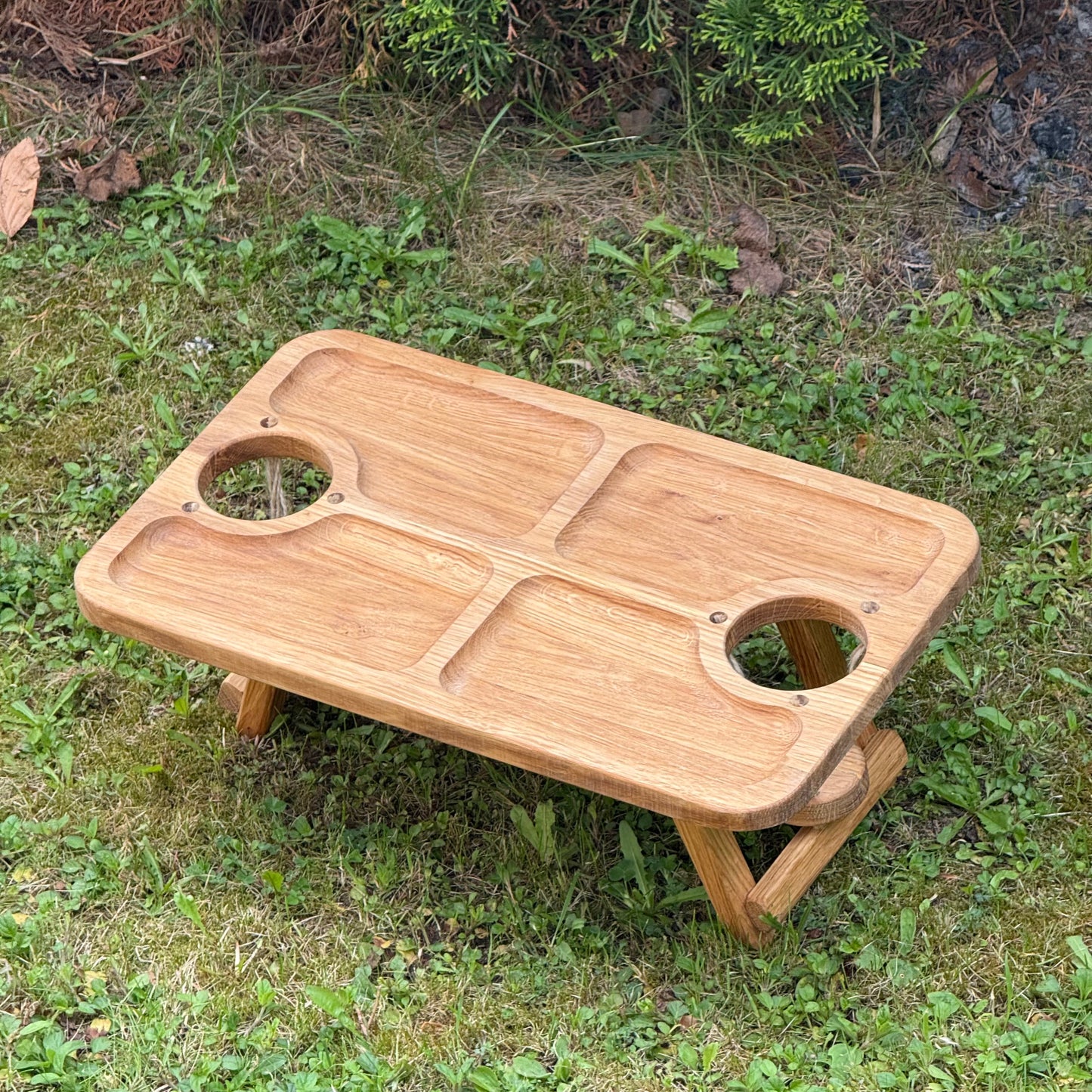 Klappbarer Biertisch, Campingtisch aus Eichenholz – mit Flaschenhaltern, Snackfächern – Frühstückstisch, Serviertablett, Geschenk für Männer.