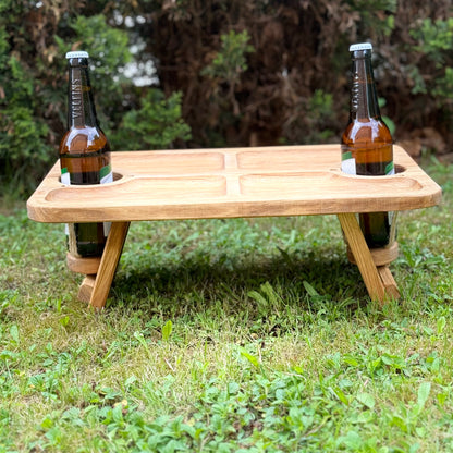 Klappbarer Biertisch, Campingtisch aus Eichenholz – mit Flaschenhaltern, Snackfächern – Frühstückstisch, Serviertablett, Geschenk für Männer.