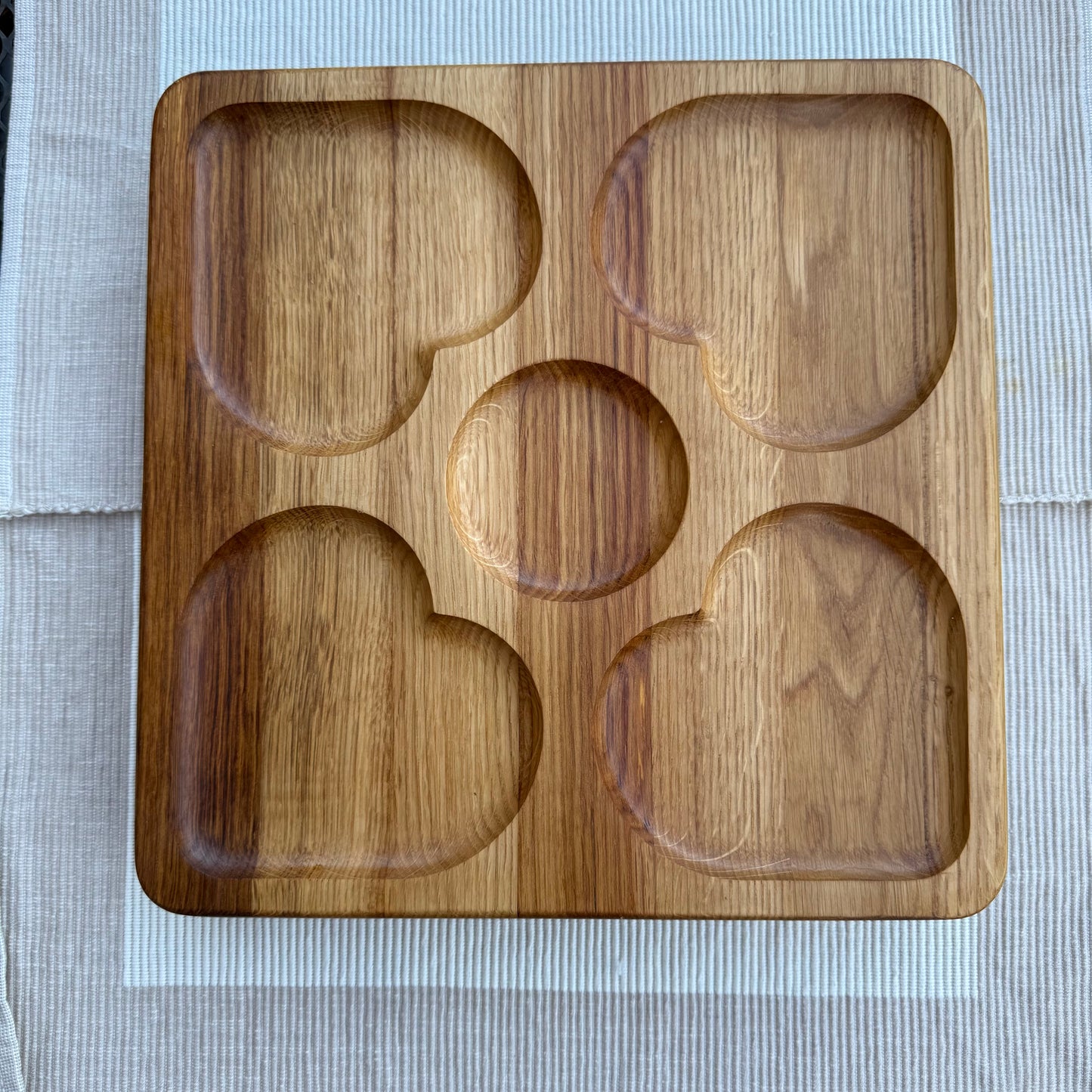 Vesperplatte aus Eiche mit 5 Fächern – 30x30 cm Servierbrett, Frühstücksteller, Antipasti-Teller, Brotzeitbrett, Schneidebrett, Geschenkidee.