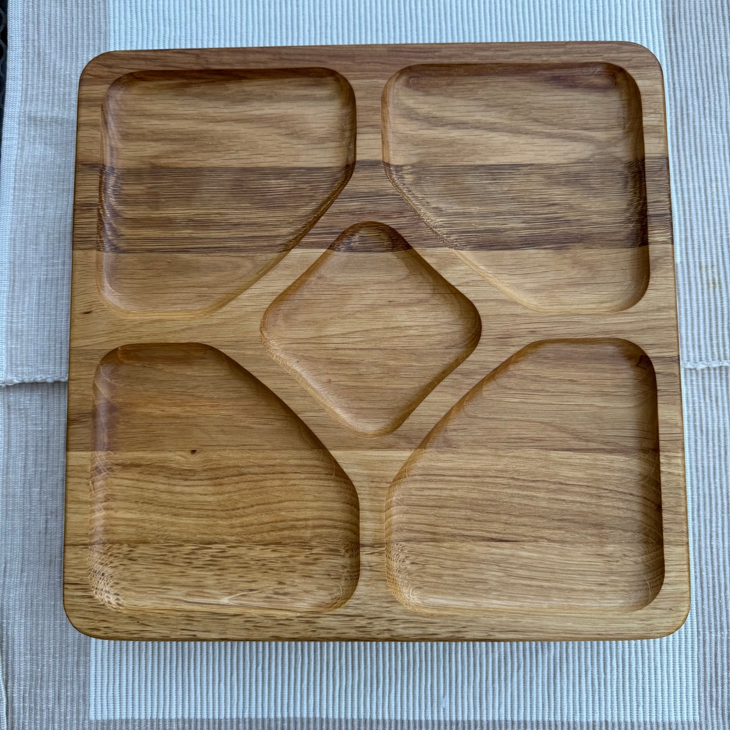 Vesperplatte aus Eiche mit 5 Fächern – 30x30 cm Servierbrett, Frühstücksteller, Antipasti-Teller, Brotzeitbrett, Schneidebrett, Geschenkidee.