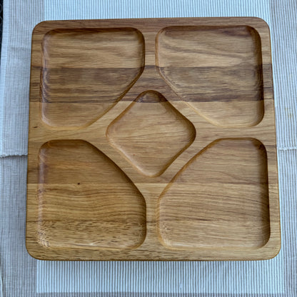 Vesperplatte aus Eiche mit 5 Fächern – 30x30 cm Servierbrett, Frühstücksteller, Antipasti-Teller, Brotzeitbrett, Schneidebrett, Geschenkidee.