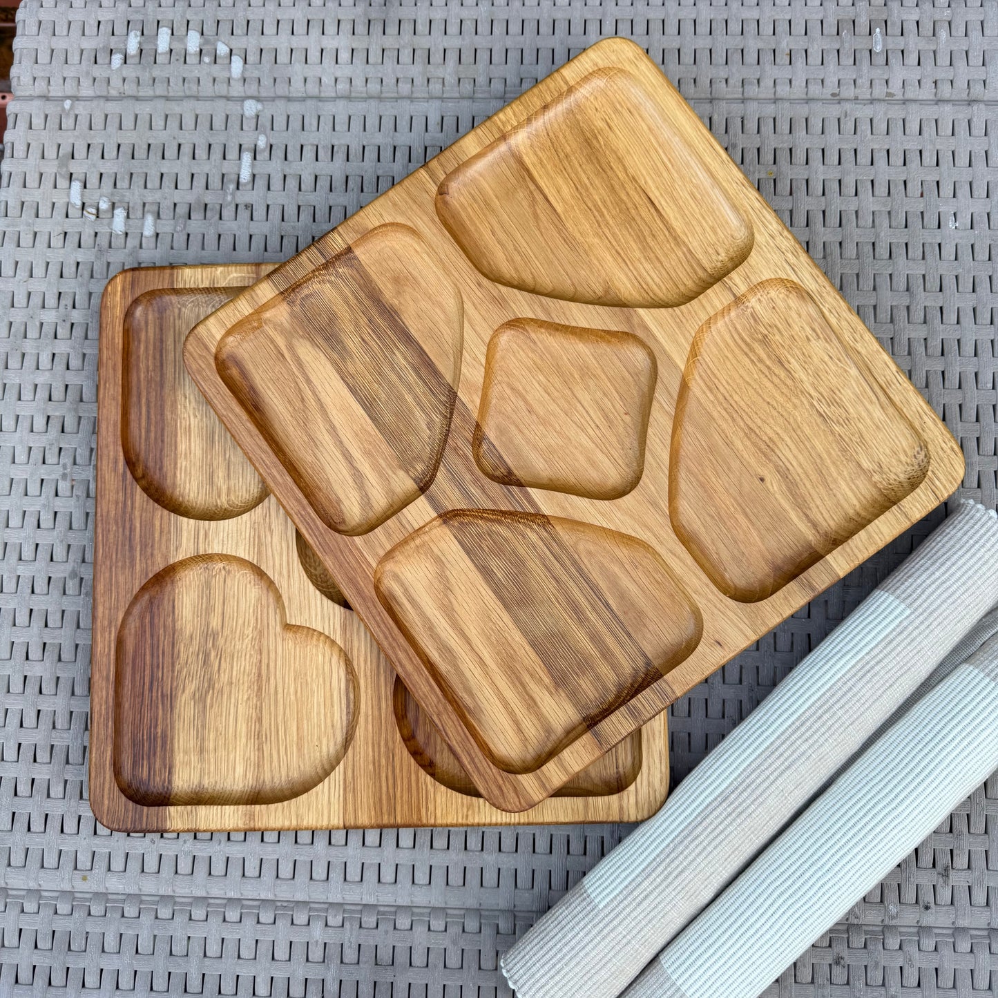 Vesperplatte aus Eiche mit 5 Fächern – 30x30 cm Servierbrett, Frühstücksteller, Antipasti-Teller, Brotzeitbrett, Schneidebrett, Geschenkidee.
