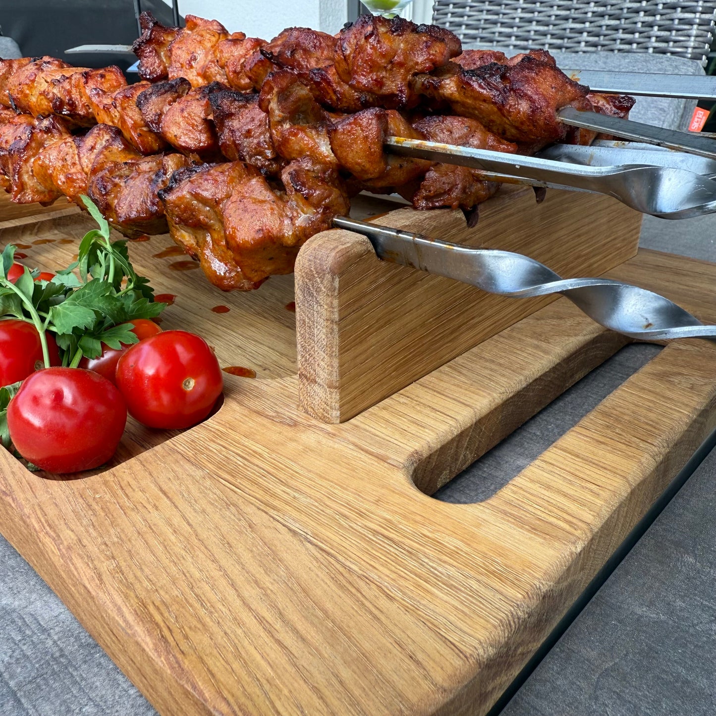 Schaschlikbrett aus Eichenholz – Mit Soßenschale & Zwiebelbrett, perfektes Grill-Geschenk
