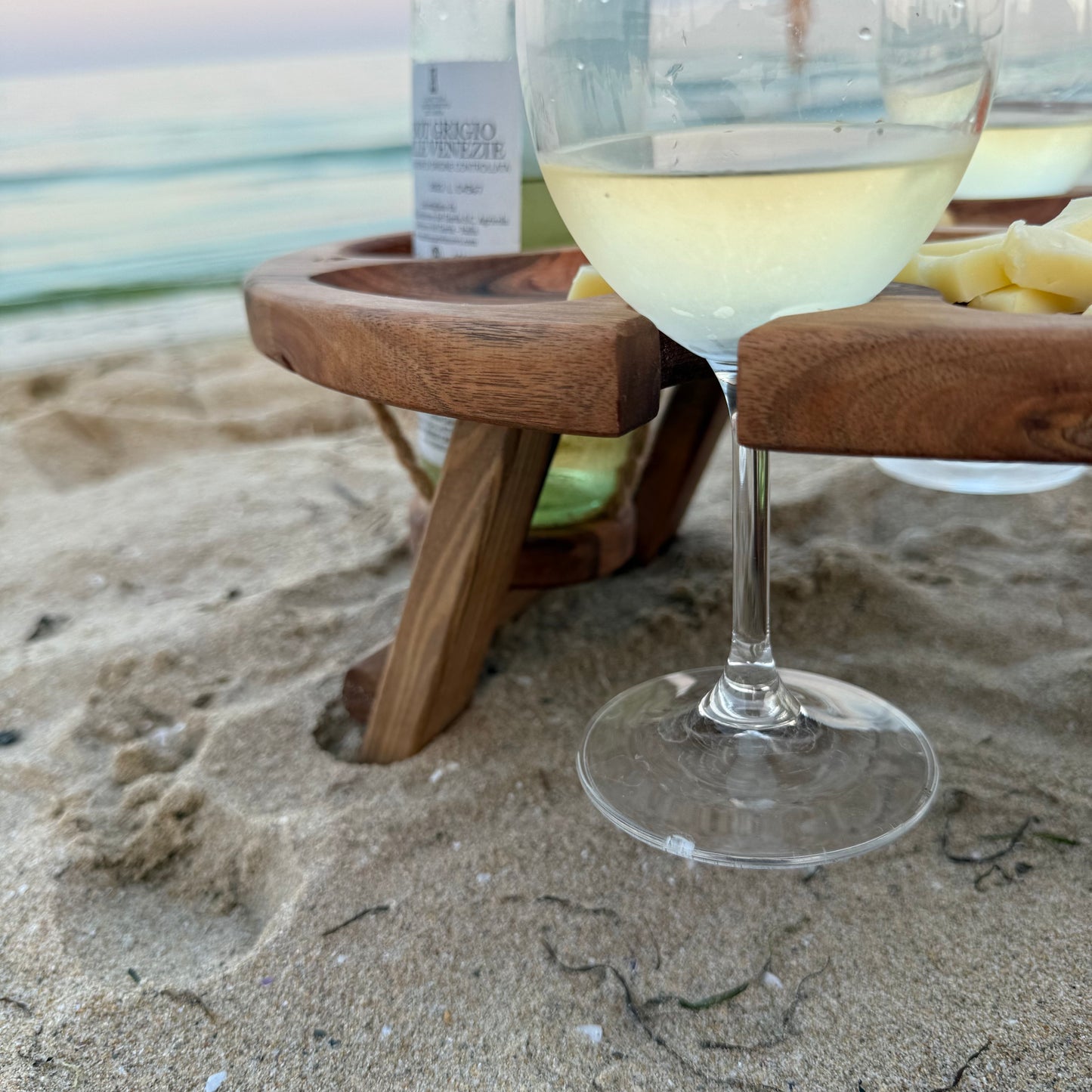 Klappbarer Weintisch aus Nussbaum – Handgefertigtes Serviertablett für Picknick & Zuhause