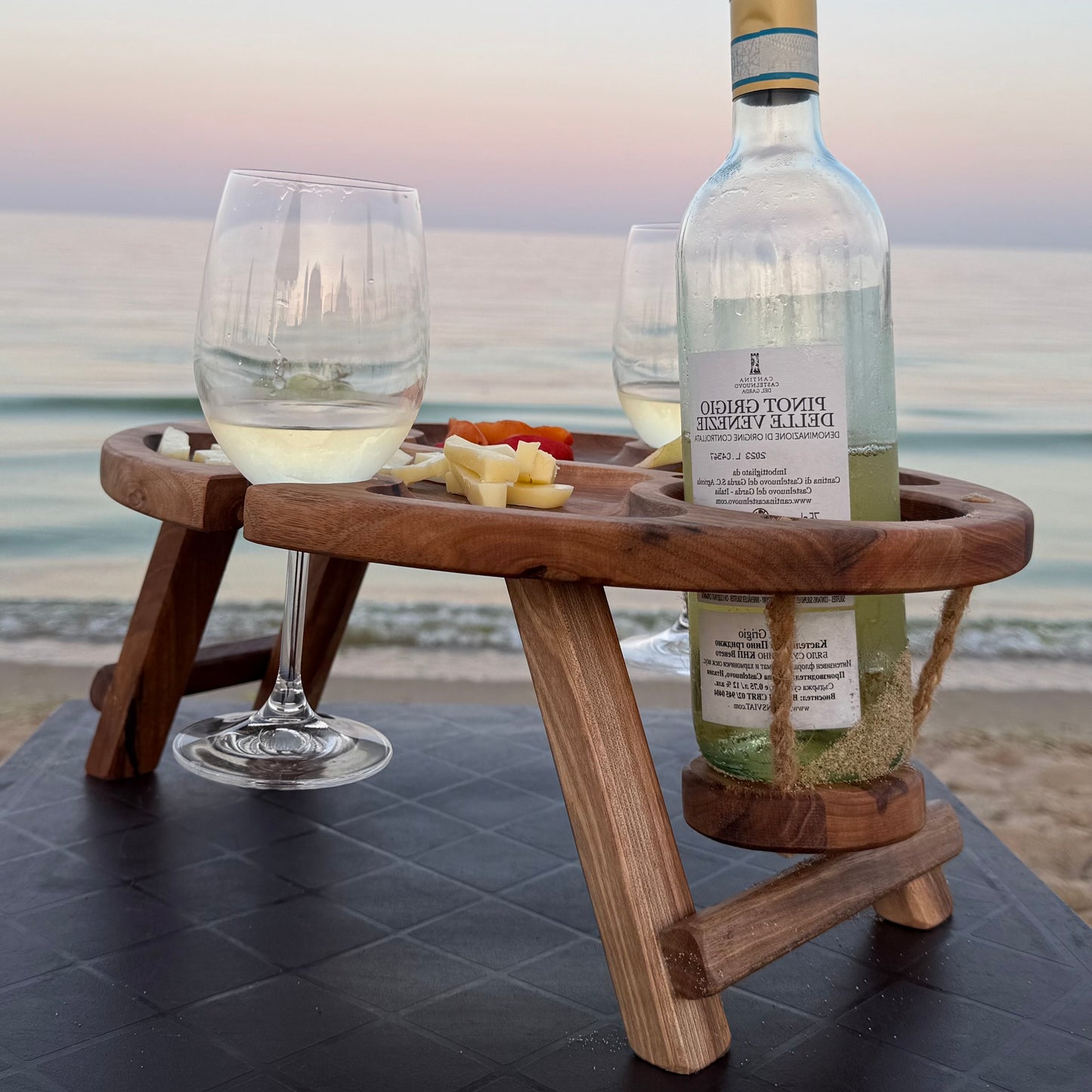 Klappbarer Weintisch aus Nussbaum – Handgefertigtes Serviertablett für Picknick & Zuhause