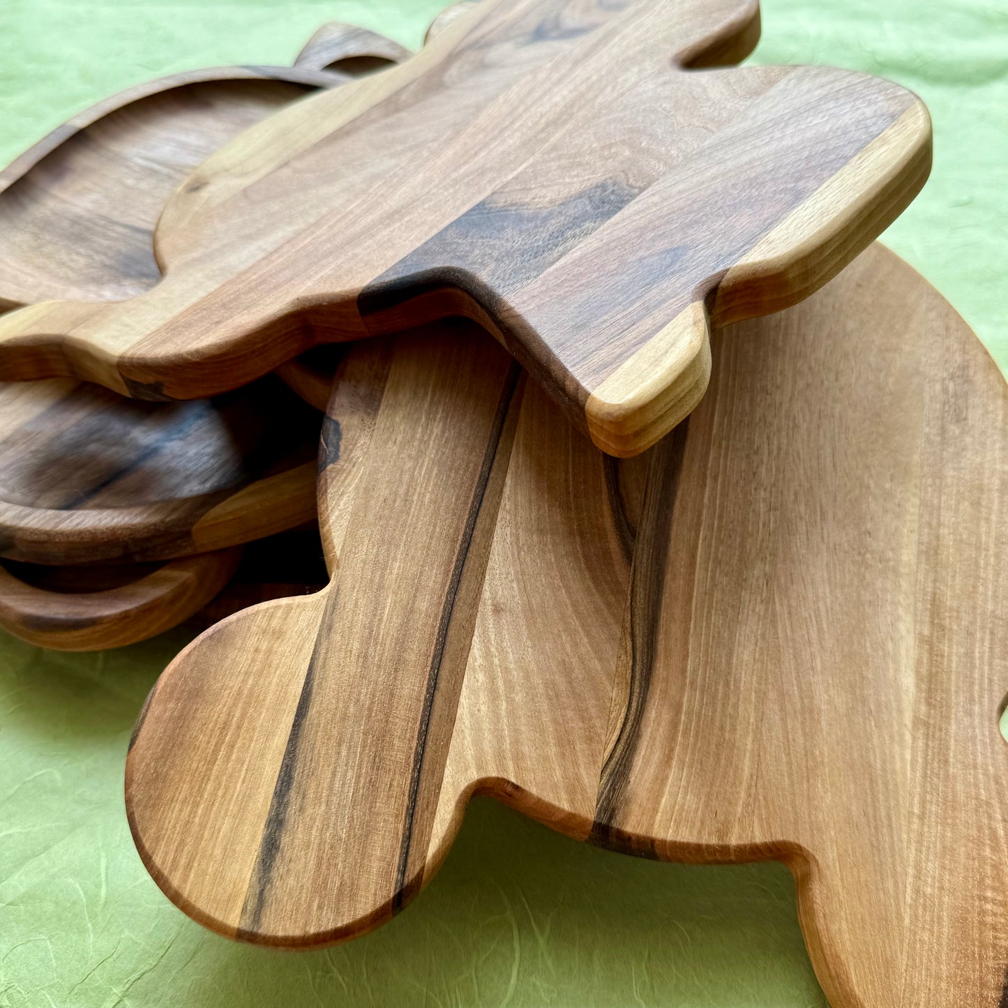 Kinderteller aus Walnussholz – Tierform, Holzteller mit Trennwand, Montessori Geschirr Kinder, Frühstücksteller Kinder, handmade wooden plate