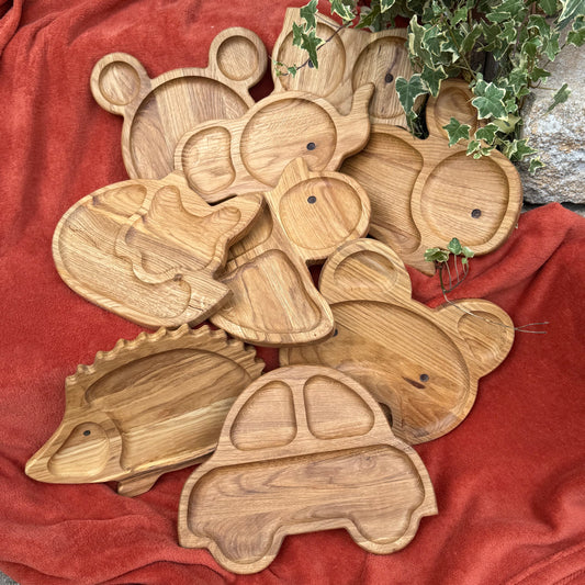 Kinderteller aus Eichenholz – Tiermotiv, mit Fächern & abgerundeten Kanten