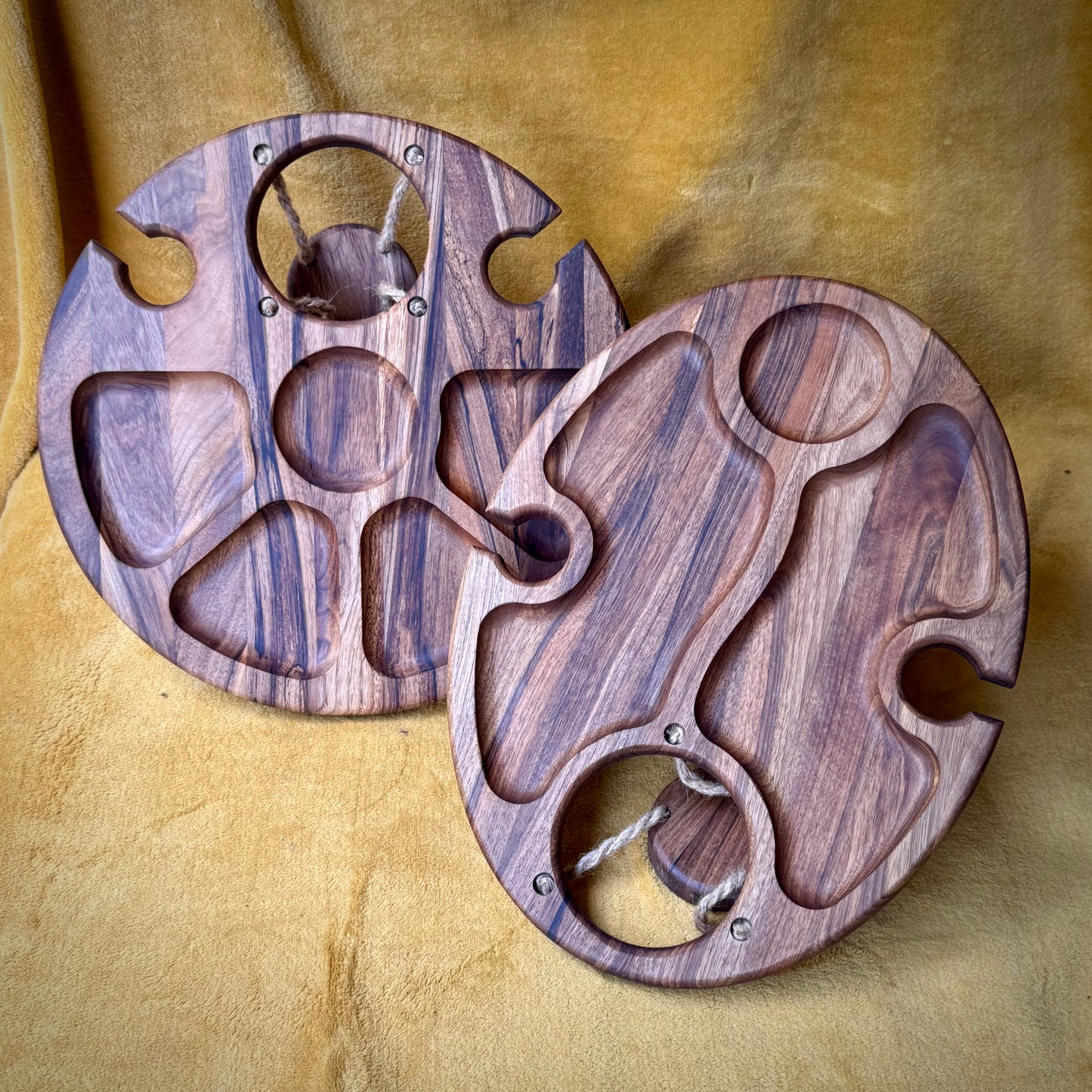 Klappbarer Weintisch aus Nussbaum – Handgefertigtes Serviertablett für Picknick & Zuhause