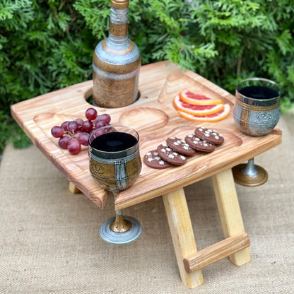 Personalisierter Weintisch aus Eichenholz – Klappbarer Picknicktisch & Couchbar mit Flaschenhalter