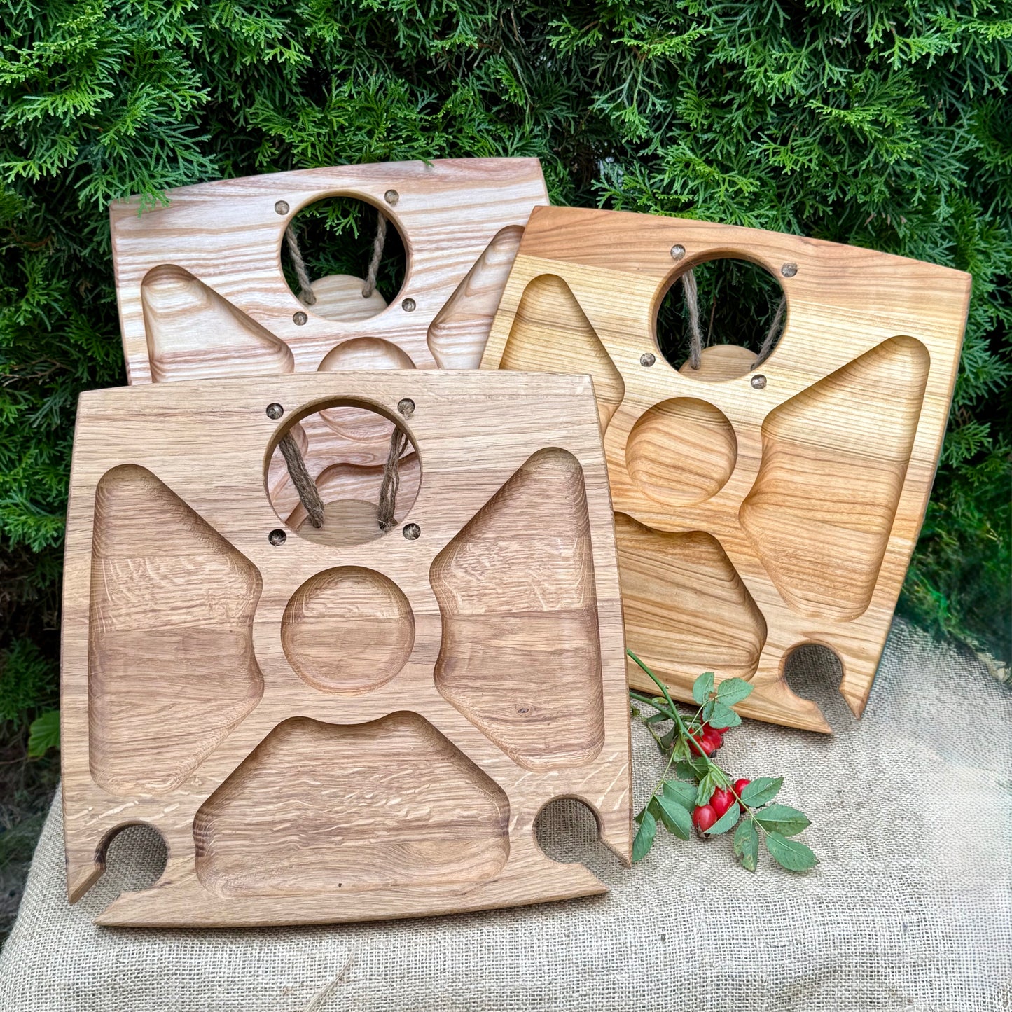 Personalisierter Weintisch aus Eichenholz – Klappbarer Picknicktisch & Couchbar mit Flaschenhalter