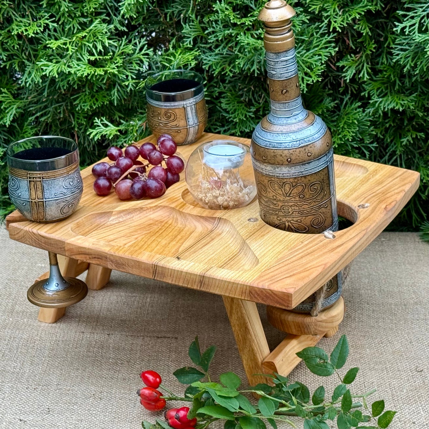 Personalisierter Weintisch aus Eichenholz – Klappbarer Picknicktisch & Couchbar mit Flaschenhalter