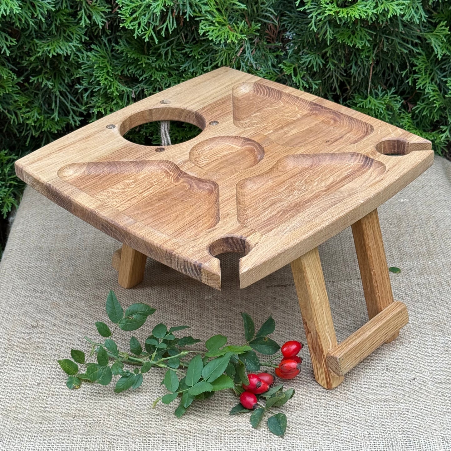 Personalisierter Weintisch aus Eichenholz – Klappbarer Picknicktisch & Couchbar mit Flaschenhalter