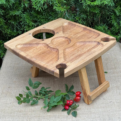 Personalisierter Weintisch aus Eichenholz – Klappbarer Picknicktisch & Couchbar mit Flaschenhalter