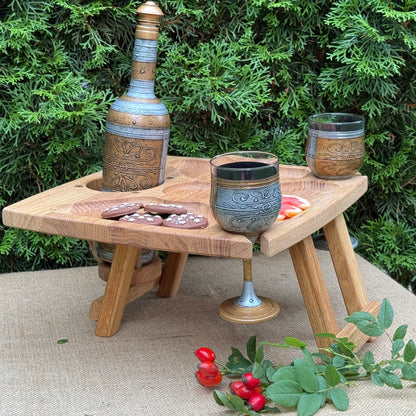 Personalisierter Weintisch aus Eichenholz – Klappbarer Picknicktisch & Couchbar mit Flaschenhalter