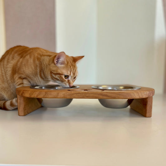 Personalisierte Futterstation für Katzen – Massivholz-Futterbar mit 2 Edelstahlnäpfen