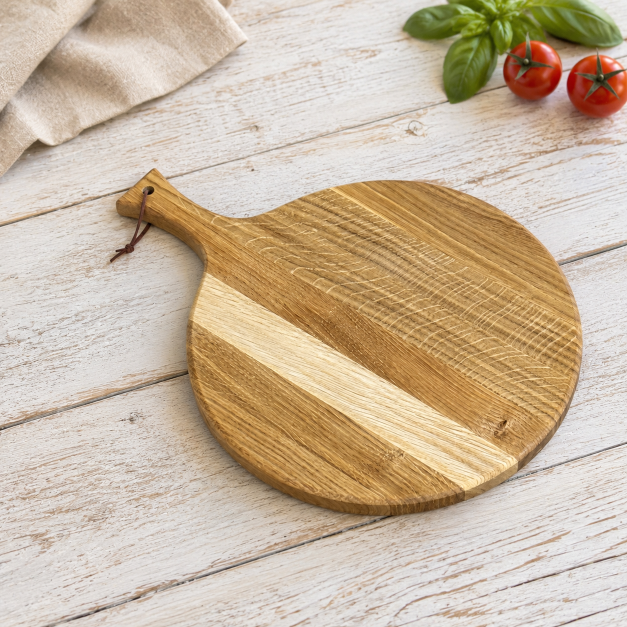Rundes Pizzabrett aus Massivholz mit Griff – Schneidebrett & Servierbrett, optional mit Gravur