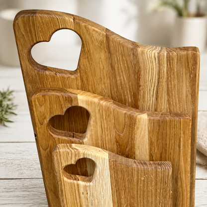 Schneidebrett-Set aus Eiche mit Halter – 3 massive Holzbretter mit Herzgriff | Servier- & Frühstücksbretter
