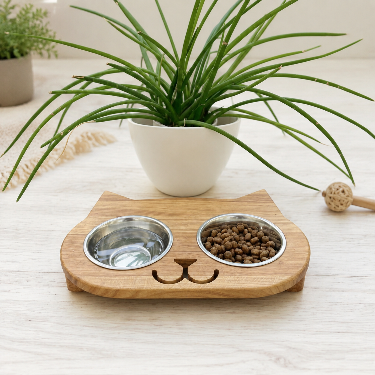 Erhöhte Futterstation für Katzen aus Eiche mit zwei Edelstahlnäpfe, personalisierbar