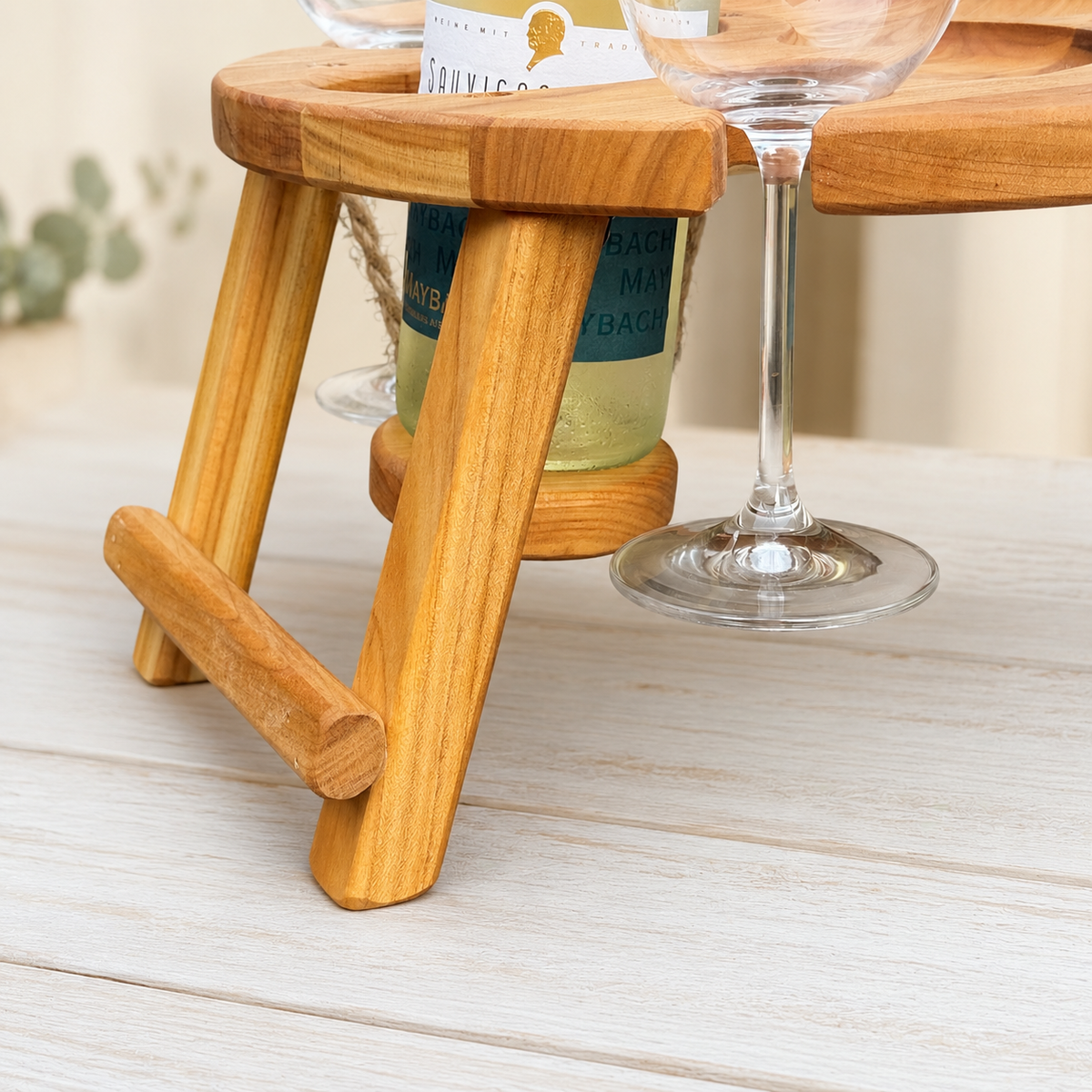 Klappbarer Weintisch aus Holz für 2 Gläser | Picknicktisch mit hängendem Flaschenhalter | Eiche oder Kirsche Ø 35 cm