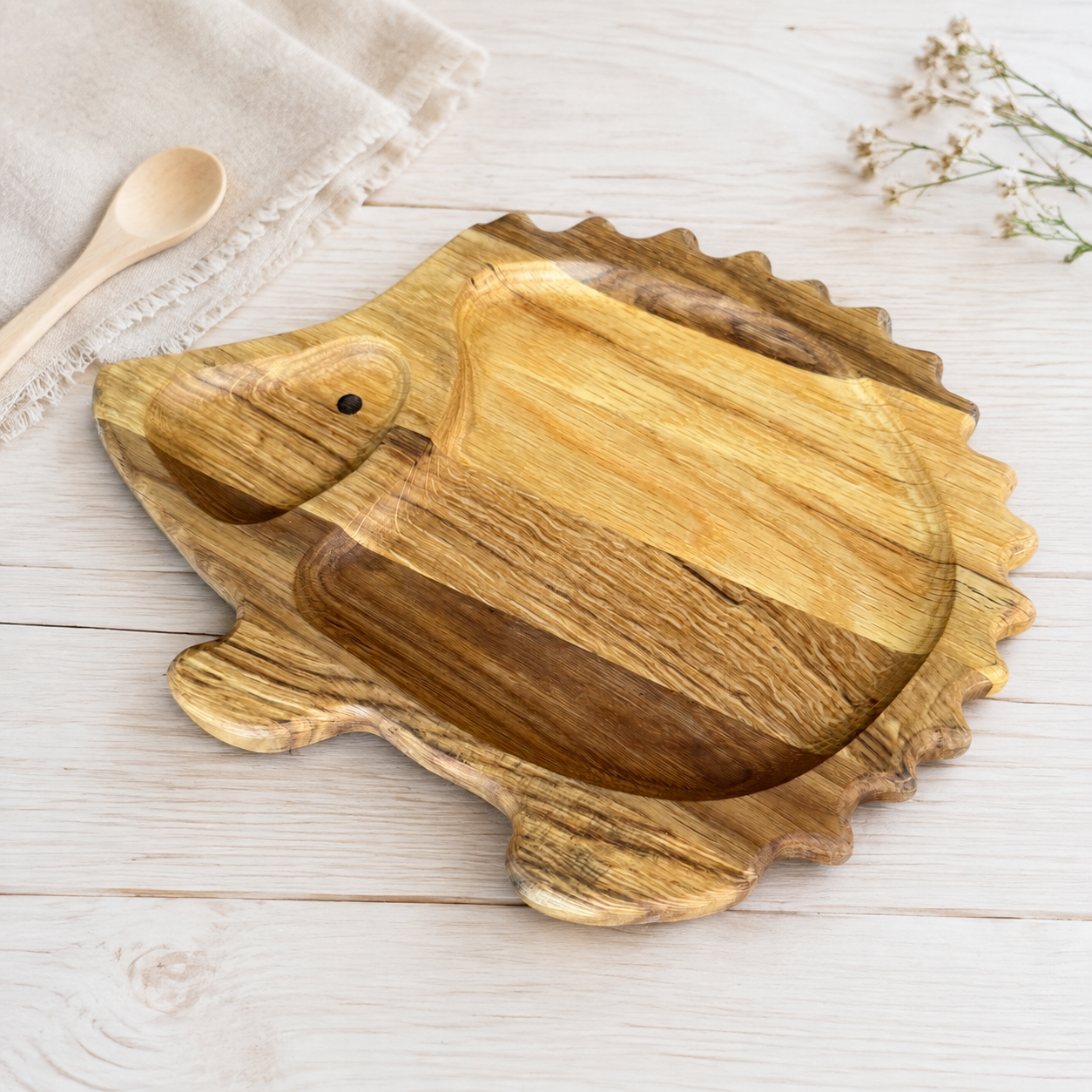 Holz-Kinderteller Igel mit Unterteilung – Snack-Tablett aus Eichenholz