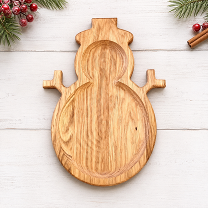 Holzteller Schneemann-Servierbrett aus Eichenholz mit praktischen Fächern. Ideal für Plätzchen, Nüsse, Pralinen, Käse und Weihnachtssnacks.