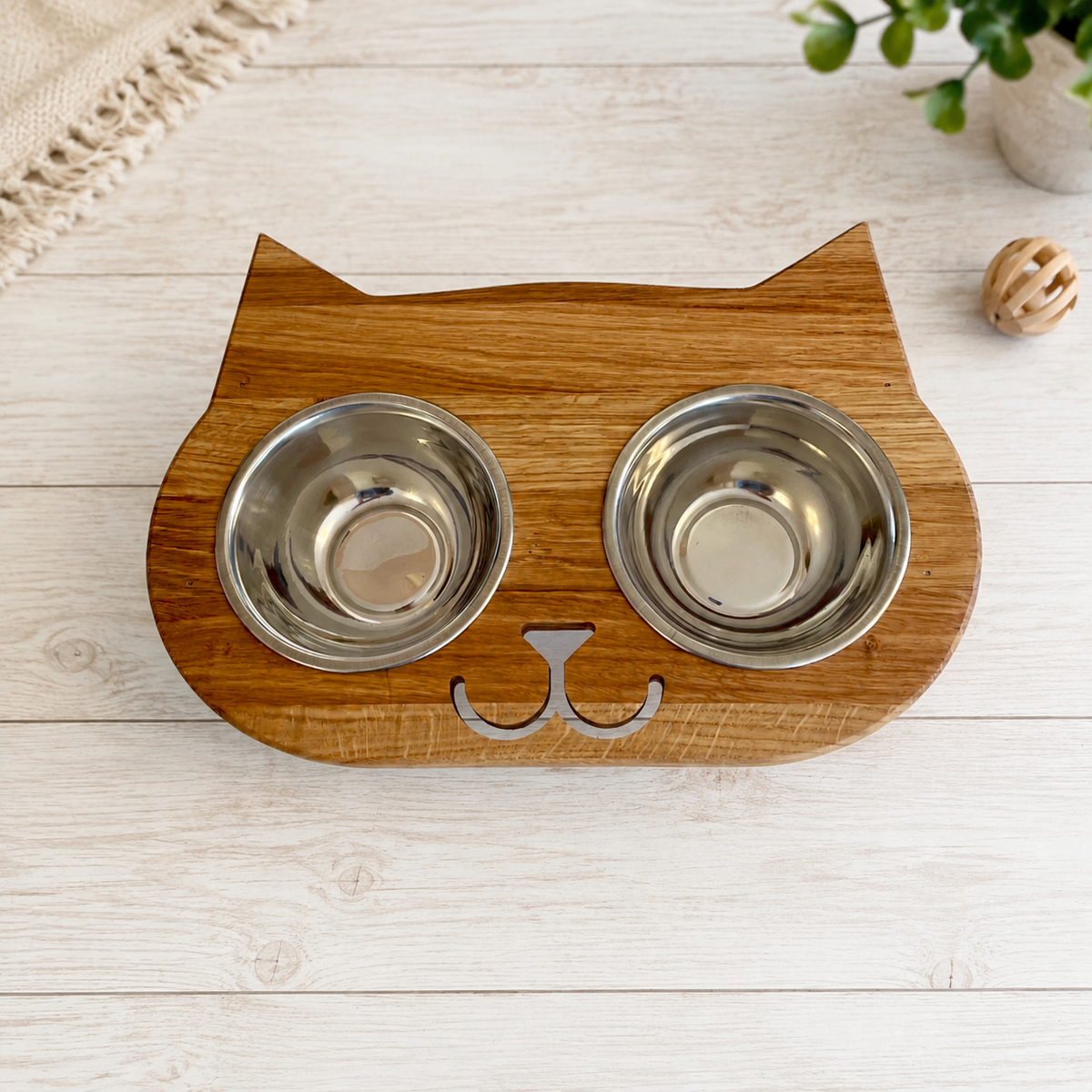 Erhöhte Futterstation für Katzen aus Eiche mit zwei Edelstahlnäpfe, personalisierbar