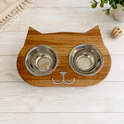 Erhöhte Futterstation für Katzen aus Eiche mit zwei Edelstahlnäpfe, personalisierbar