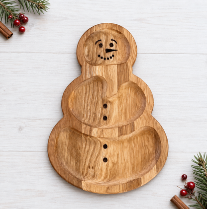 Holzteller Schneemann-Servierbrett aus Eichenholz mit praktischen Fächern. Ideal für Plätzchen, Nüsse, Pralinen, Käse und Weihnachtssnacks.