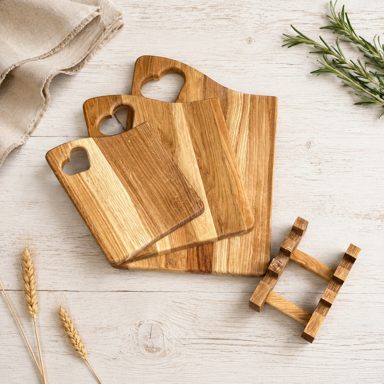 Schneidebrett-Set aus Eiche mit Halter – 3 massive Holzbretter mit Herzgriff | Servier- & Frühstücksbretter