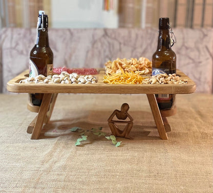 Klappbarer Biertisch, Campingtisch aus Eichenholz – mit Flaschenhaltern, Snackfächern – Frühstückstisch, Serviertablett, Geschenk für Männer.