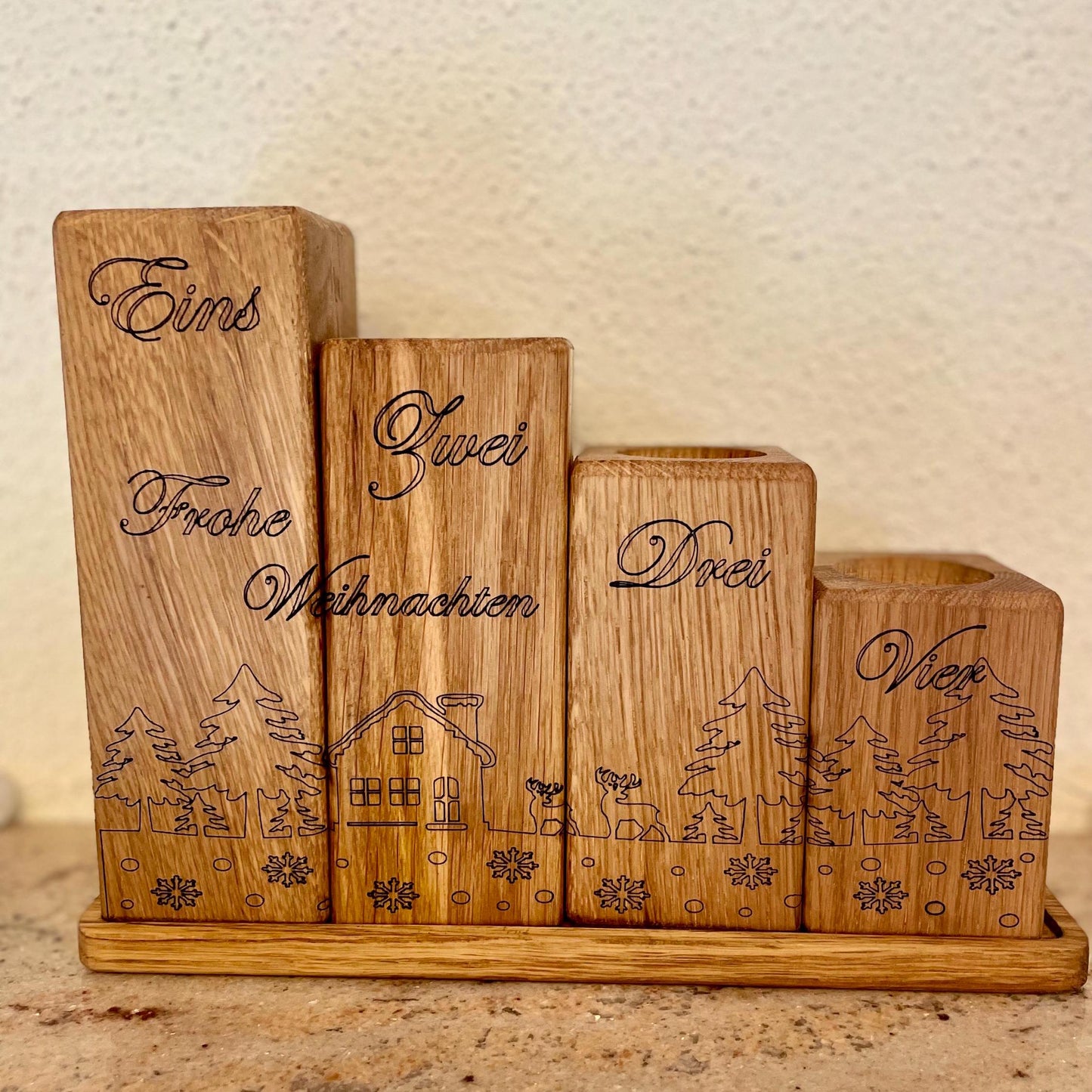 Moderner Adventskranz aus Eichenholz – 4er-Set Kerzenhalter mit Gravur & Unterbrett