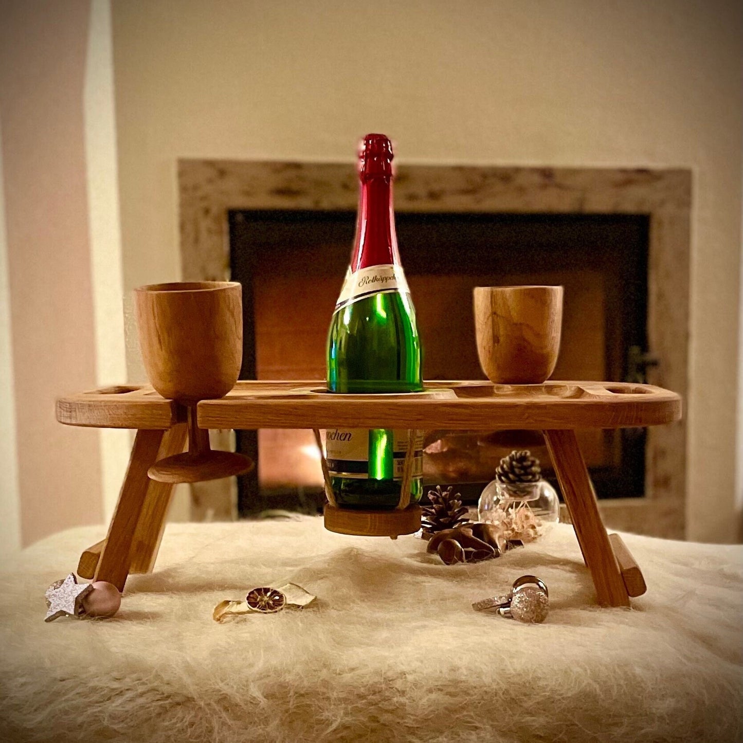 Weintisch, Picknicktisch mit hängenden Weinflaschenhaltern in der Mitte aus Eiche,  Snackstablett, Hochzeitsgeschenk, Geschenkidee Holz.